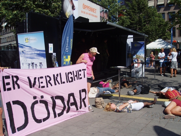 Die-in in Pride Park, Transparent mit Aufschrift 'Eure Realität tötet' (dank - Ofog)