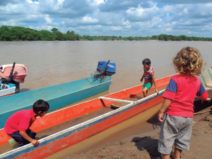 Niños, hijos de una familia desplazada, jugando en el río Sarare, Guasdualito, estado Apure